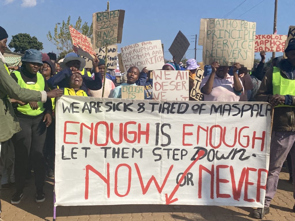 Swartruggens community take to the streets in protest against poor services
