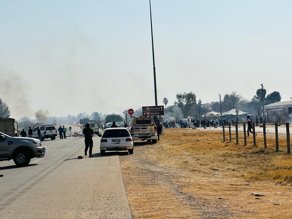 Angry Kanana, North West residents barricade the R30 demanding basic services