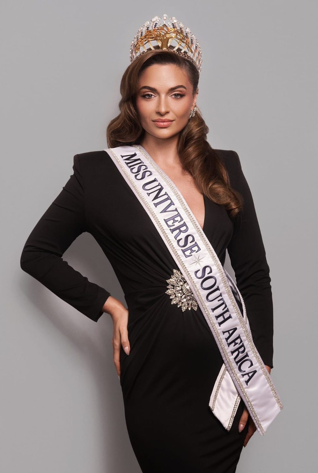 Miss SA Mia le Roux receives official Miss Universe sash