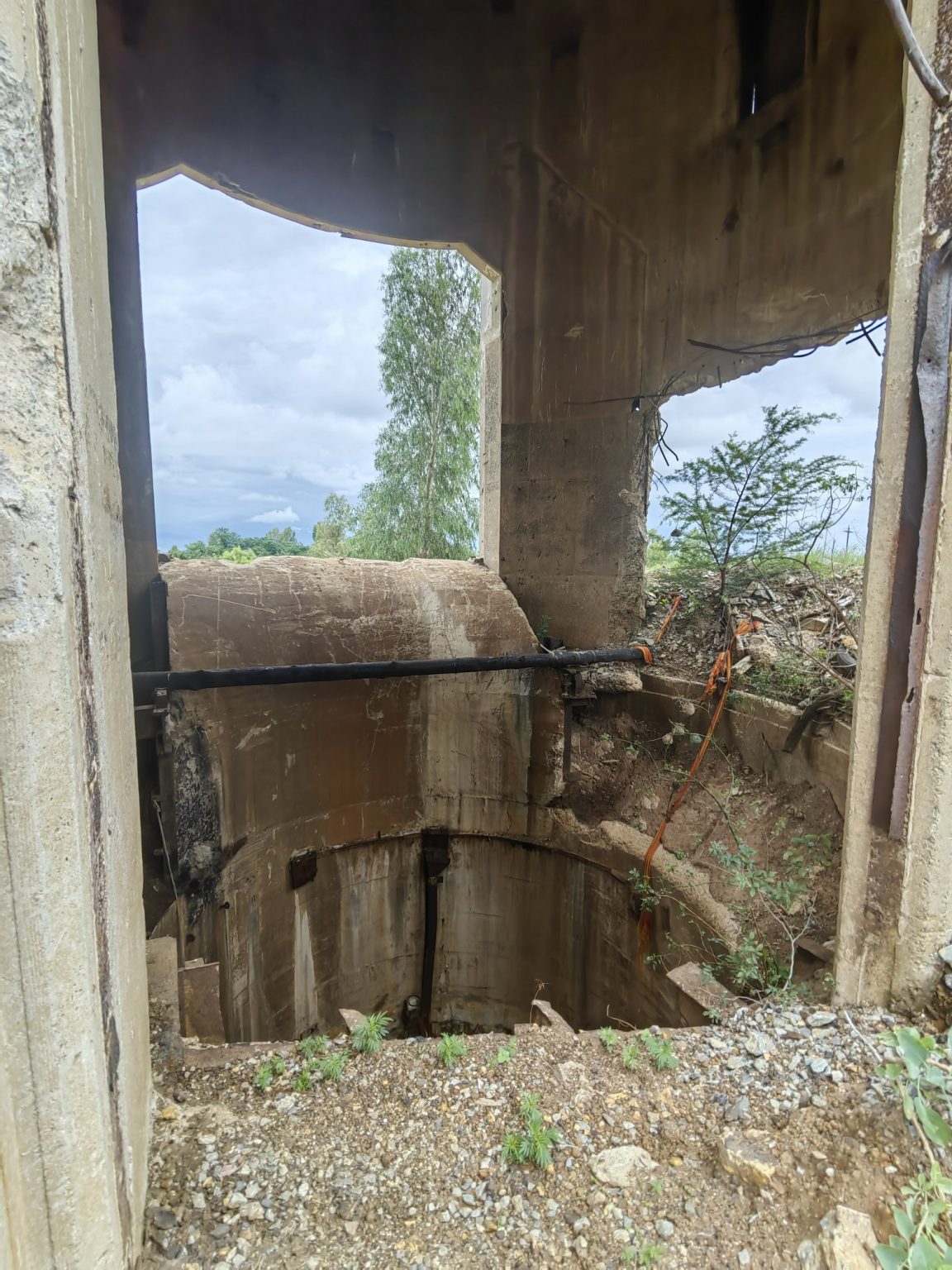 At least 100 illegal miners feared dead in Stilfontein mine crisis