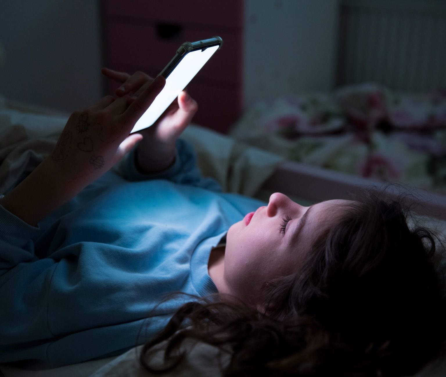 2026 World Happiness Report Links Heavy Social Media Use to Lower Wellbeing in Young Adults