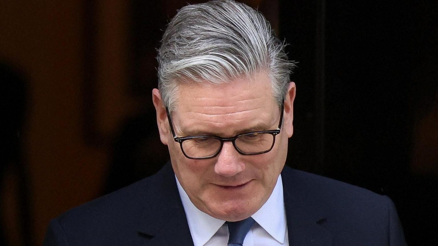 Keir Starmer Defies Resignation Calls After Labour Election Defeat as Party Faces Internal Leadership Tensions