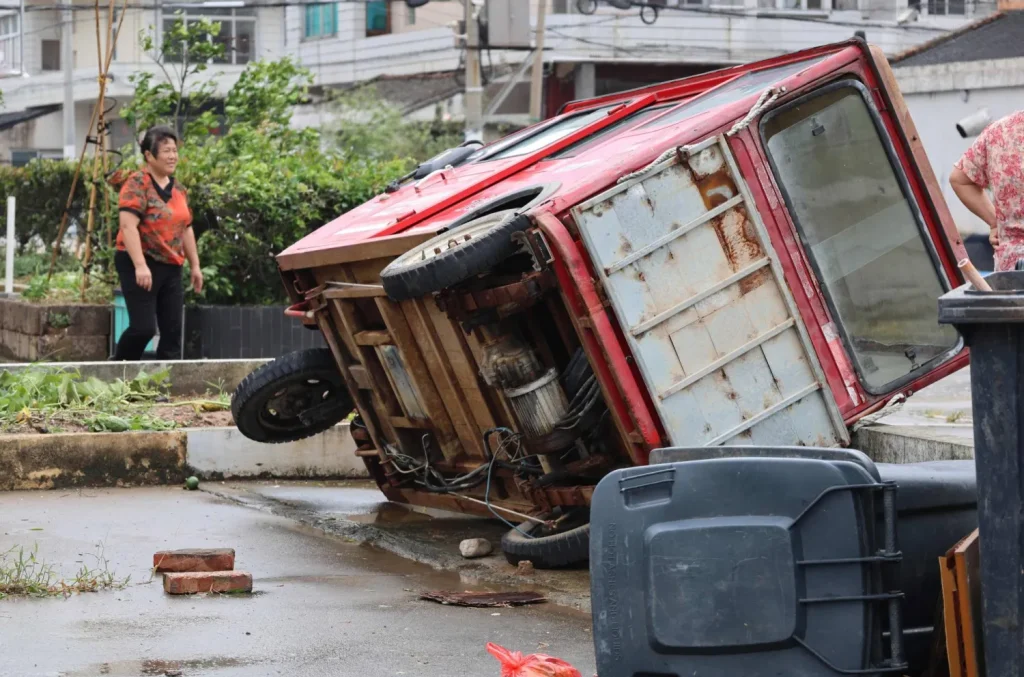 Typhoon Bavi Brings Heavy Rain, Strong Winds and Flight Cancellations in Eastern China